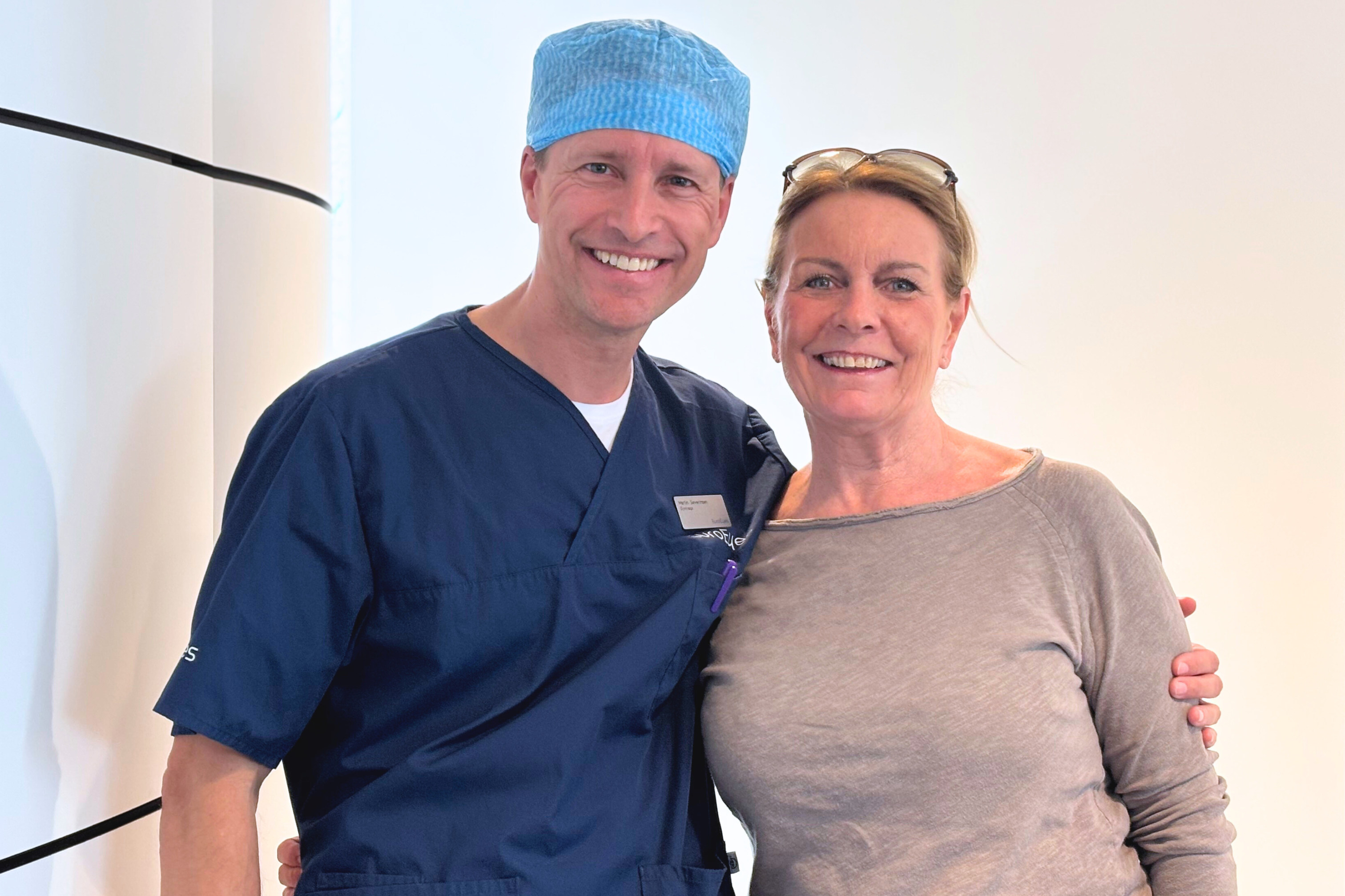 Fra briller til frihed – i trygge hænder hos sin bror