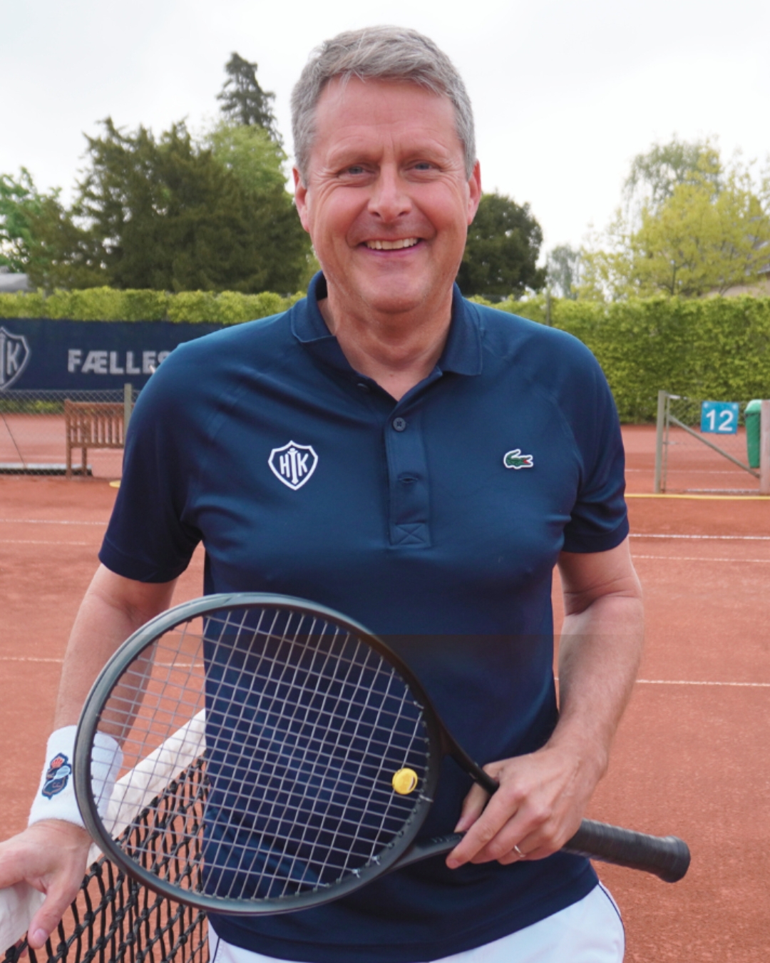 “Jeg kan arbejde ved skærm, læse menukort, køre i mørke og spille tennis uden problemer.”