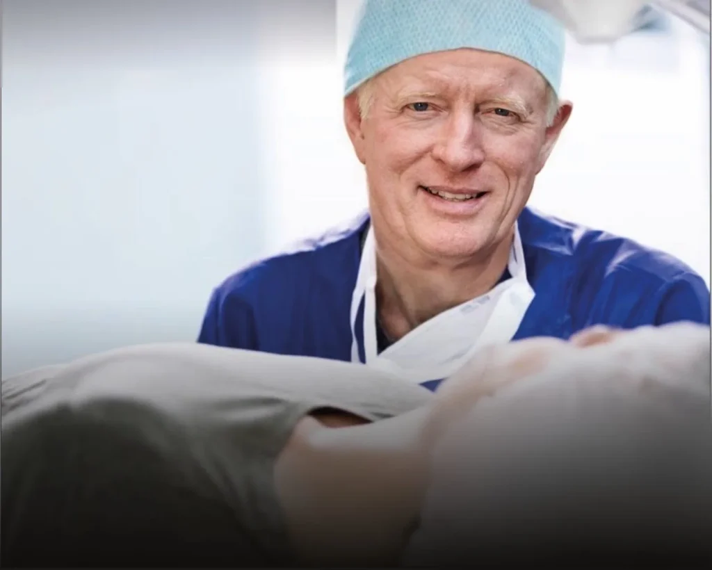 Dr. Jørn Jørgensen, grundlægger af EuroEyes, udfører laserbehandling af øjne