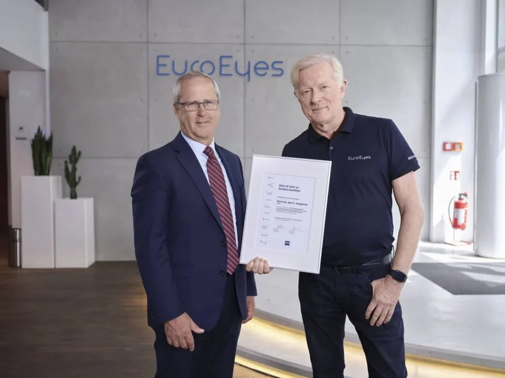 Dr. Jørn Slot Jørgensen (til højre), grundlægger af EuroEyes, modtager ZEISS AT LISA tri Excellence-certifikatet.