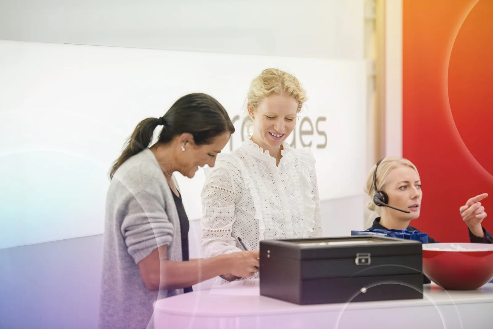 Medarbejdere tager imod en patient i receptionen hos EuroEyes