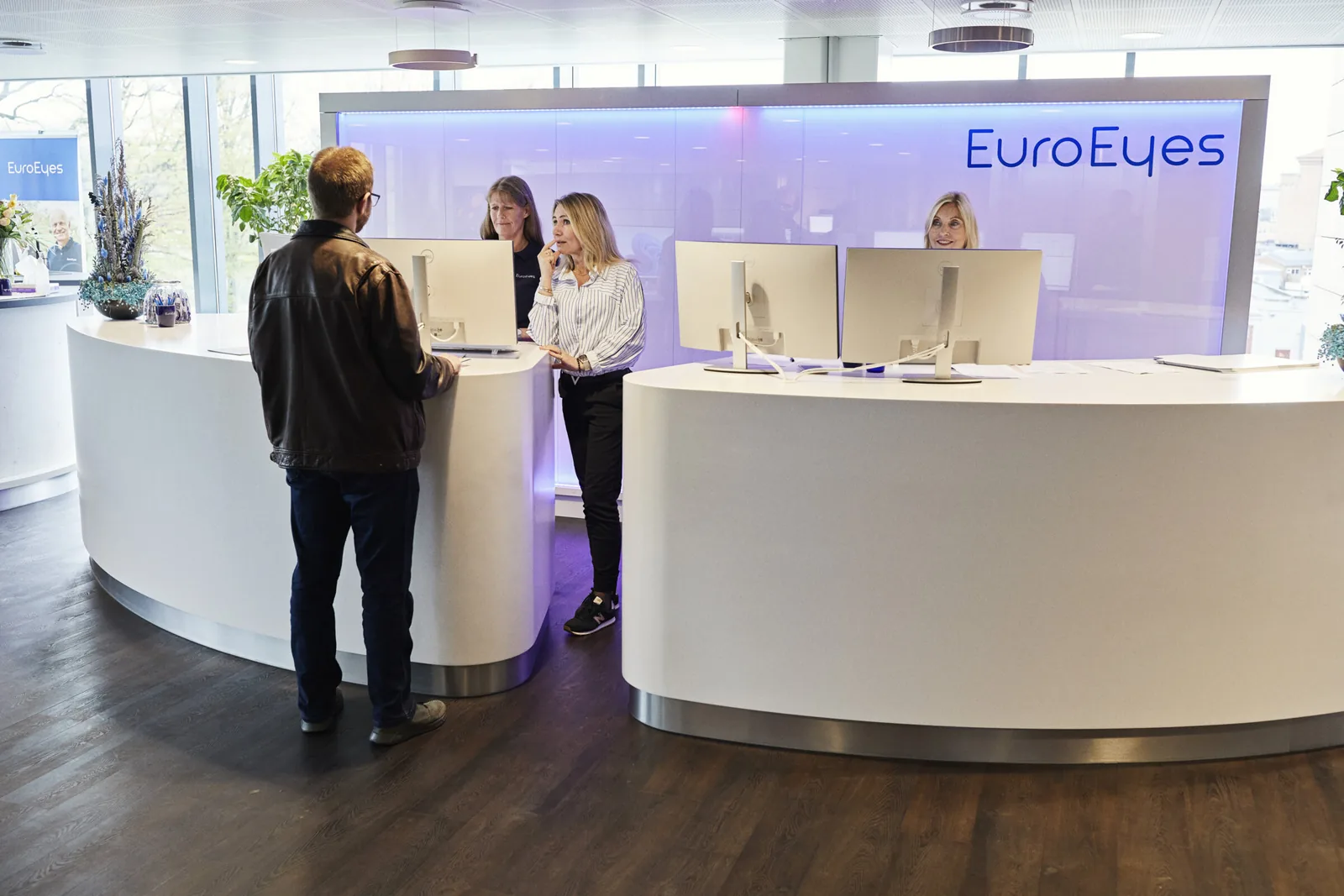 Patienten werden am Empfang einer EuroEyes-Klinik begrüßt