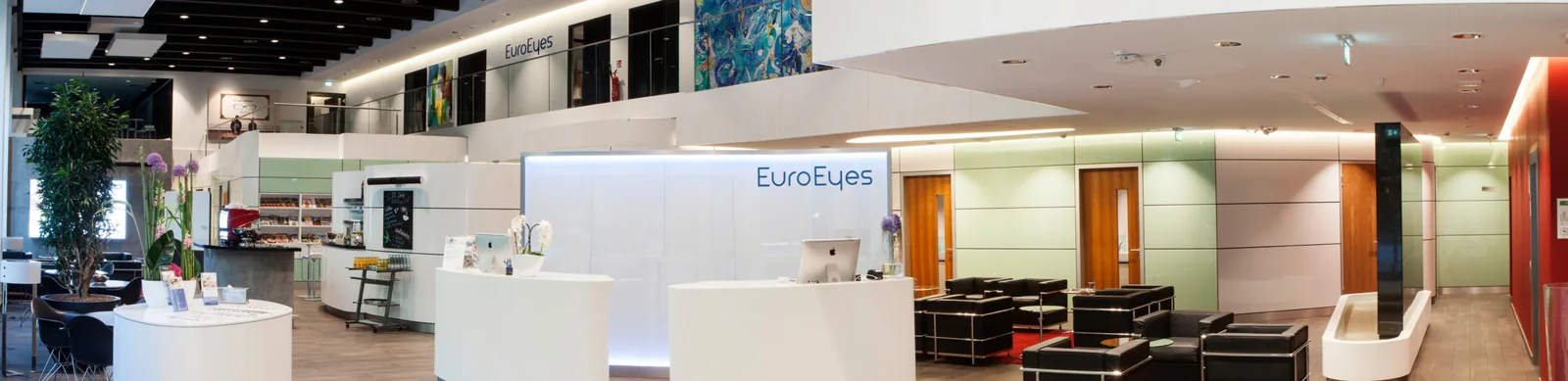 Empfang und Wartebereich in einer EuroEyes-Klinik