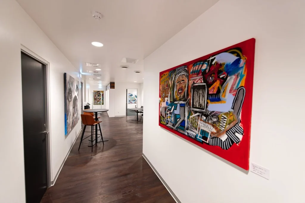 Gang med kunst i EuroEyes-klinikken i København