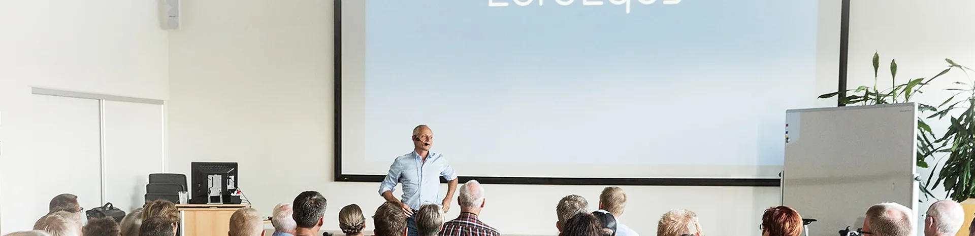 En øjenlæge holder oplæg til en EuroEyes-informationsaften