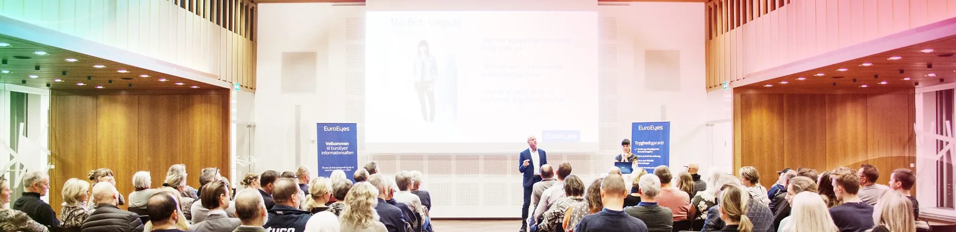 Publikum til en EuroEyes-informationsaften