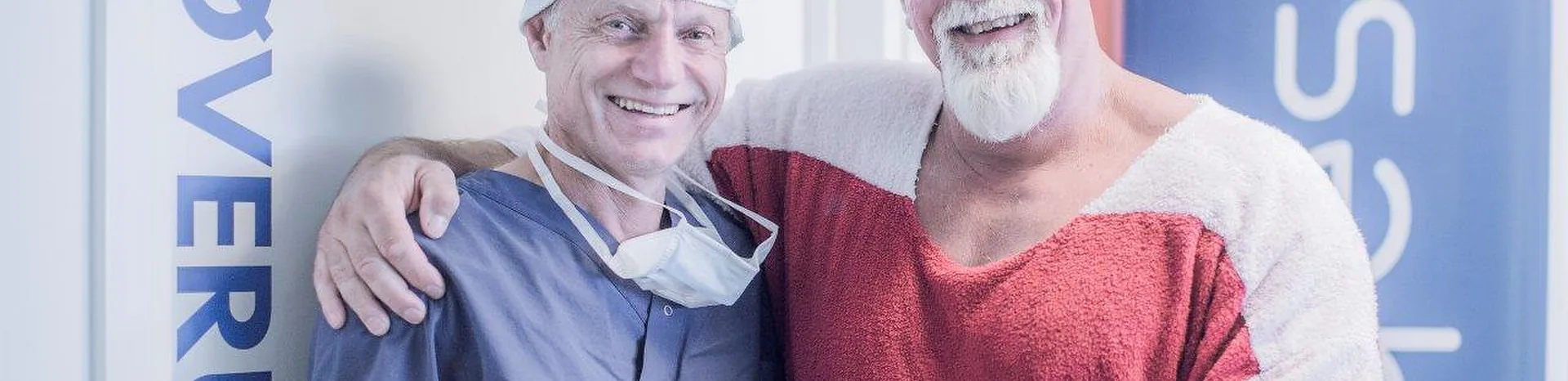 En patient og kirurg efter behandlingen