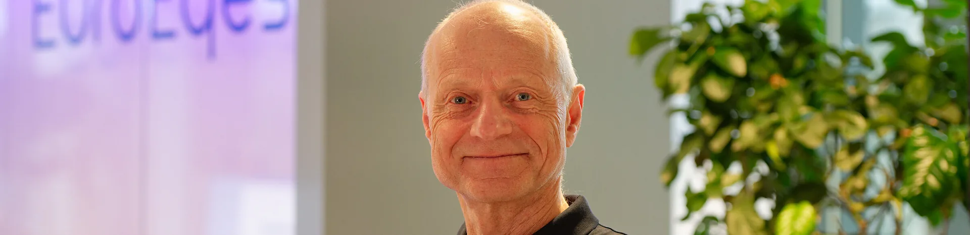 En patient ved indgangen til EuroEyes-klinikken