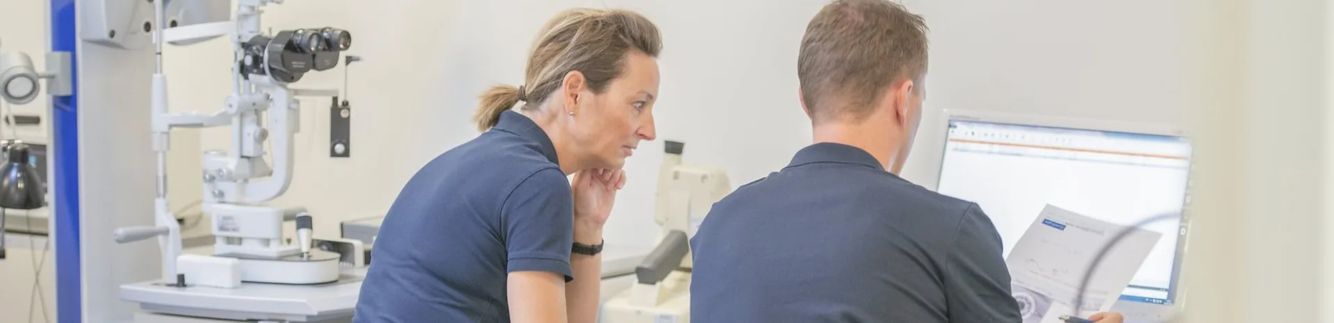 Zwei Mitglieder des Klinikteams besprechen Untersuchungsergebnisse