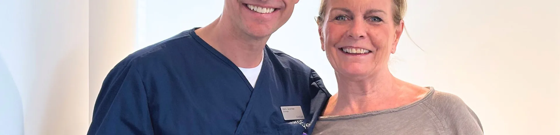 Ein Patient mit einem Mitglied des EuroEyes-Klinikteams