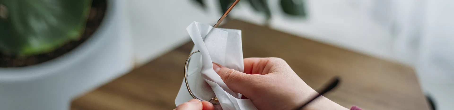 Eine Brille wird geputzt