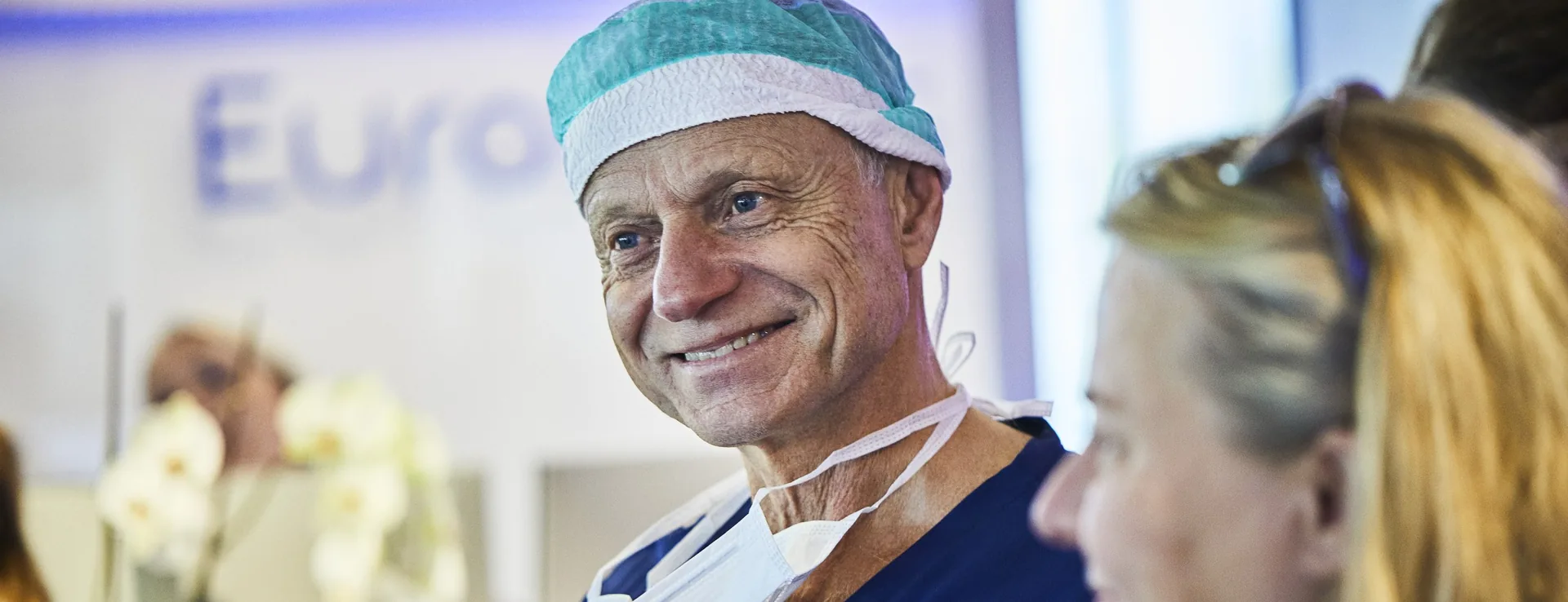 Dr. Jørn Slot Jørgensen i samtale med gæster ved et EuroEyes-arrangement