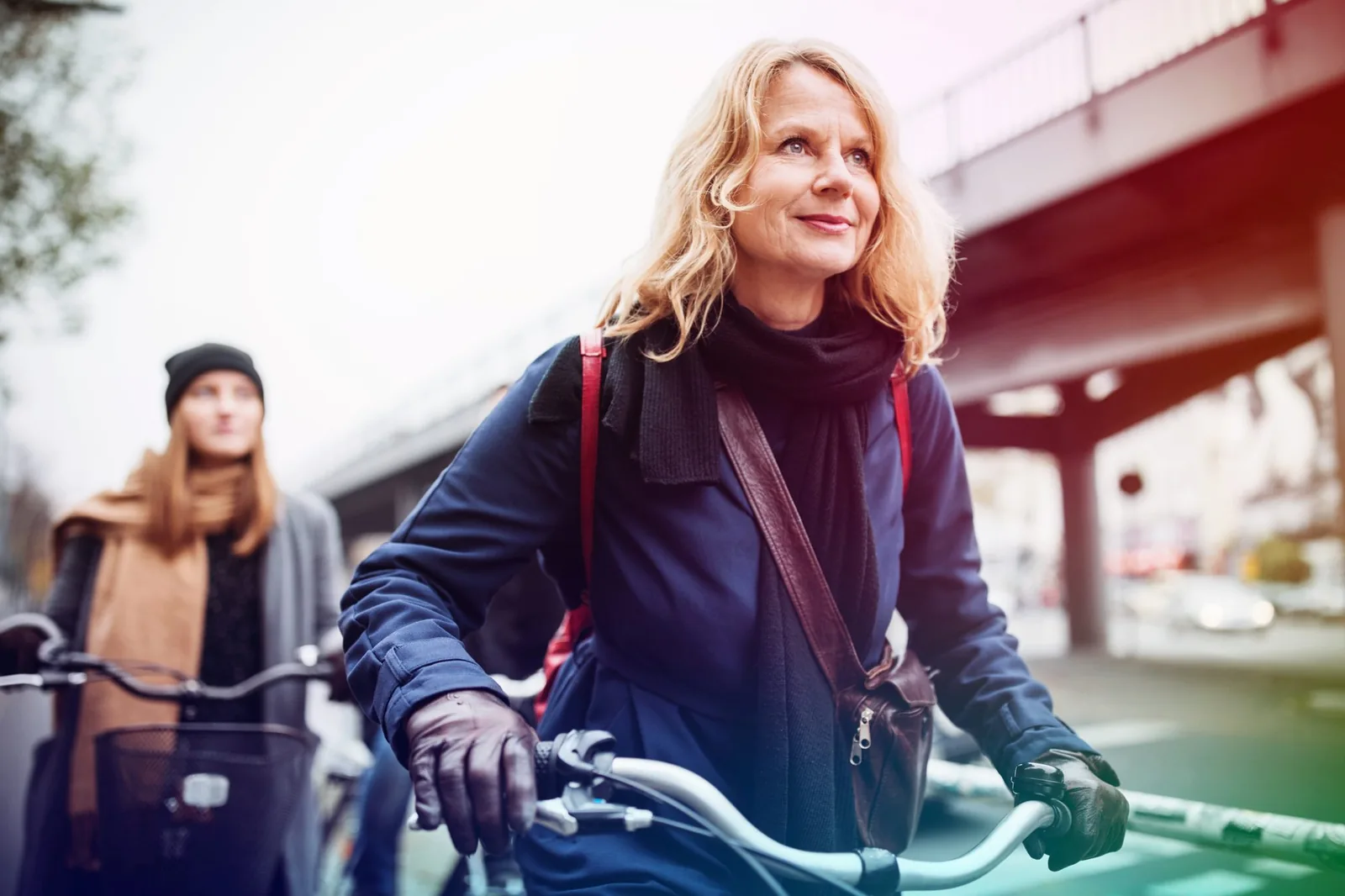 Moden kvinde cykler gennem byen