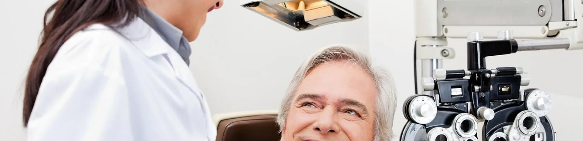 Ein Augenarzt untersucht die Augen eines Patienten