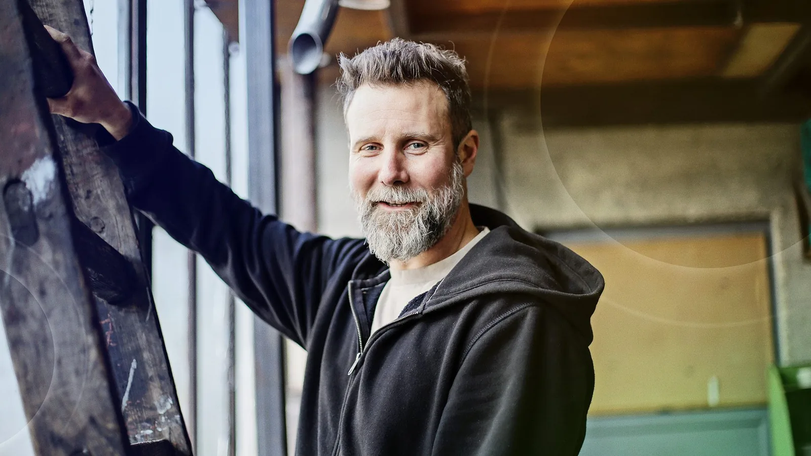 Aktiv mand i 50'erne efter linseudskiftning