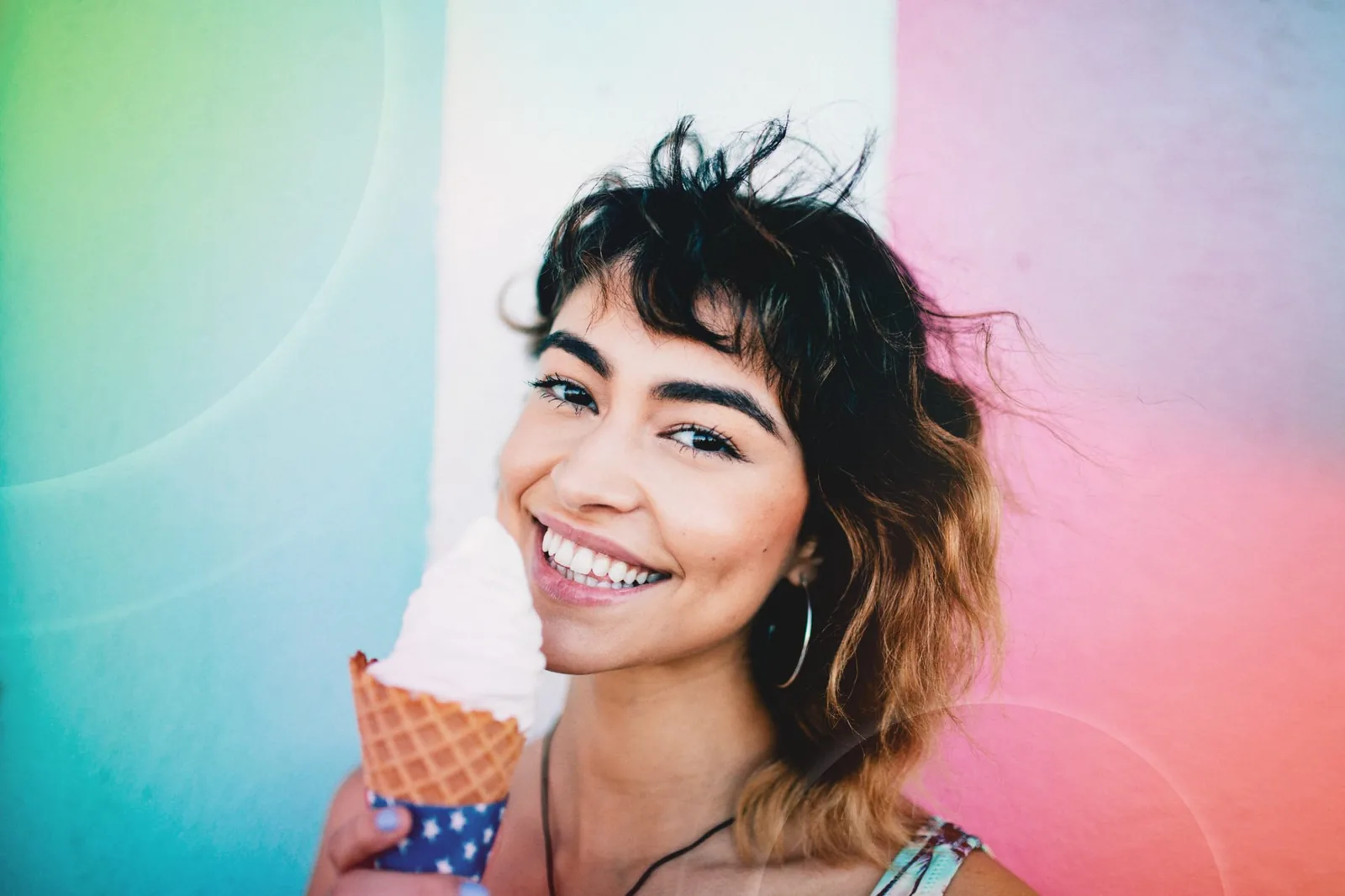 Junge Frau genießt ein Eis