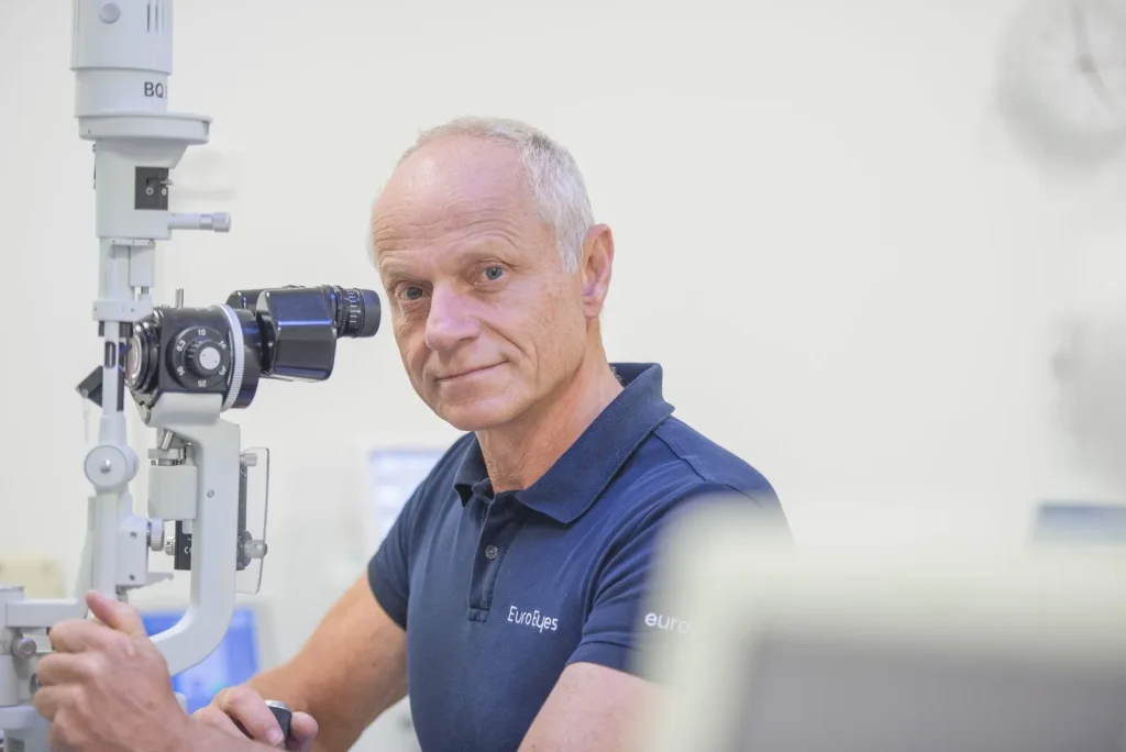 Chirurg untersucht einen Patienten an der Spaltlampe