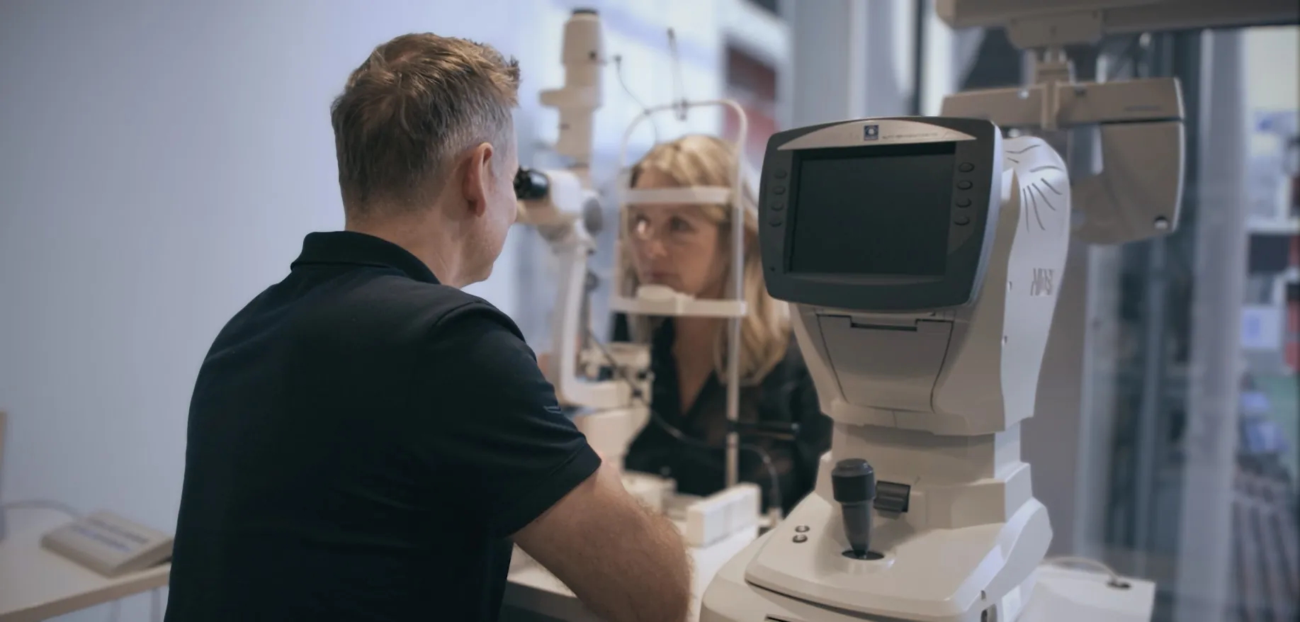 Øjenkirurg Anders Søndergaard undersøger en patient