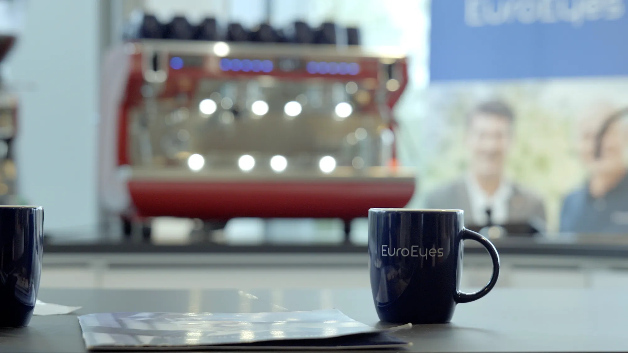 EuroEyes kaffekrus i venteområdet