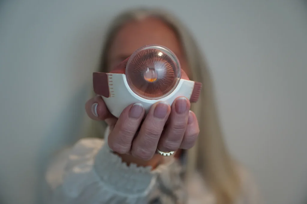 Kvinde holder en model af et øje
