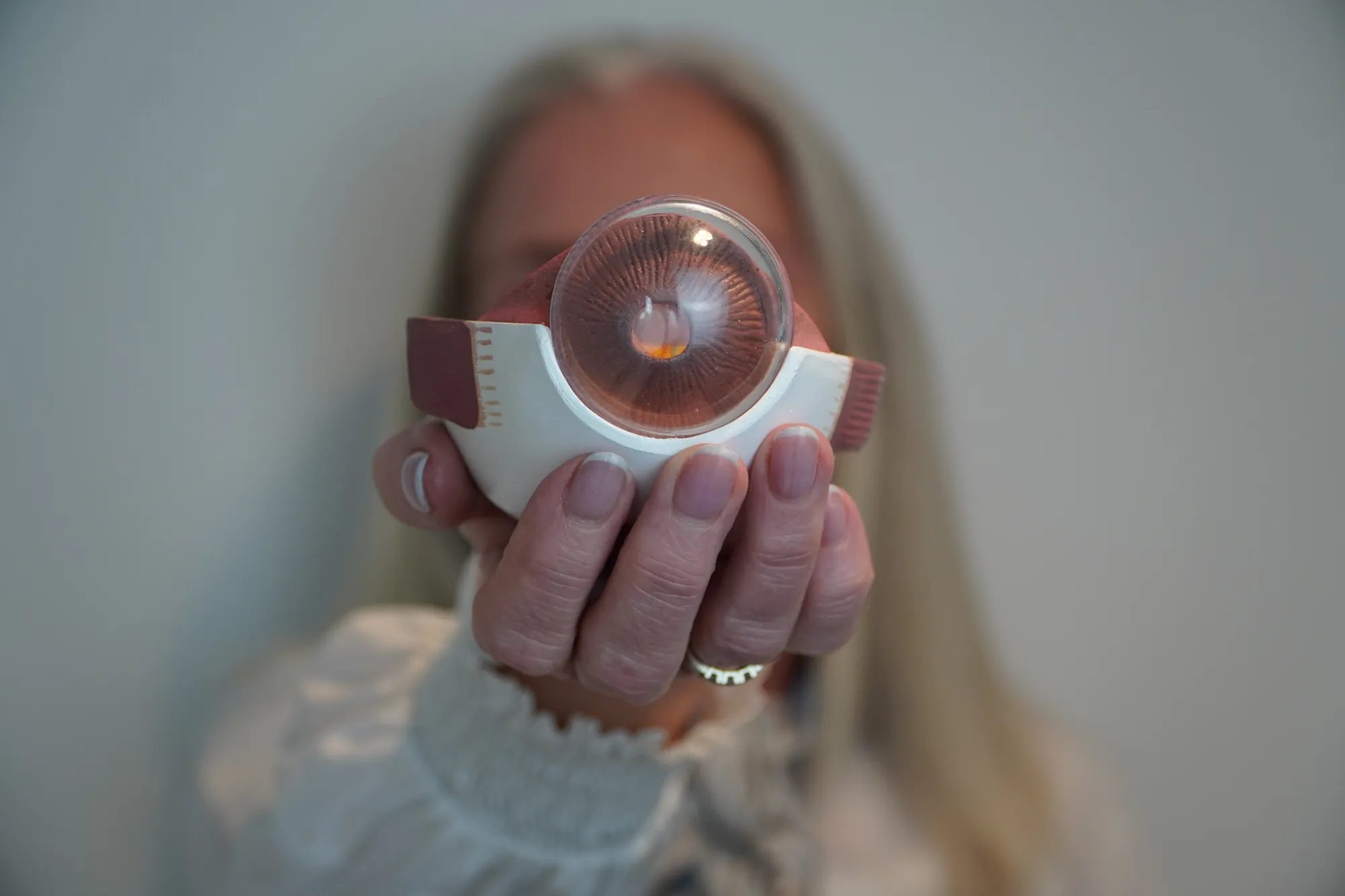 Kvinde holder en model af et øje